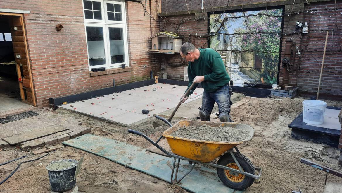 Aan het werk in de tuin